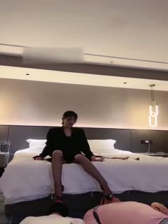 黑丝长腿御姐调教2个男奴皮鞭抽脸辱骂舔脚男狗爬过来