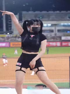 棒球比较妹子在观众位热舞为自己的队伍加油