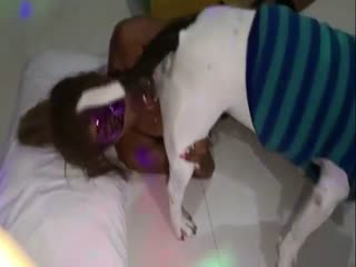 黑人熟女和狗狗做爱内射