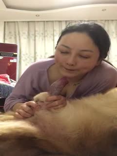 饥渴少妇在家难耐看着家里大狗的鸡吧淫水四溢